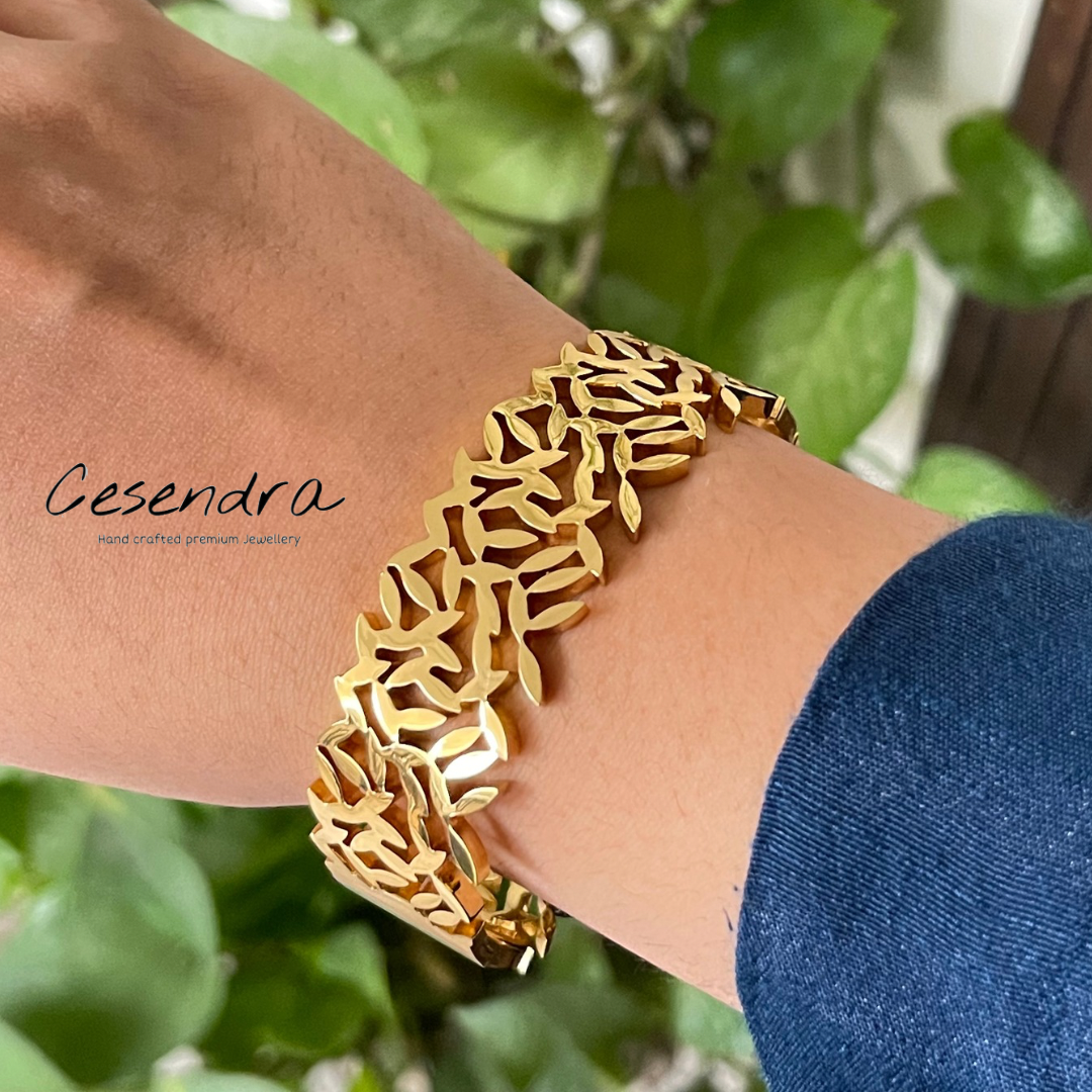Leaf Hollow Bangle - 18K